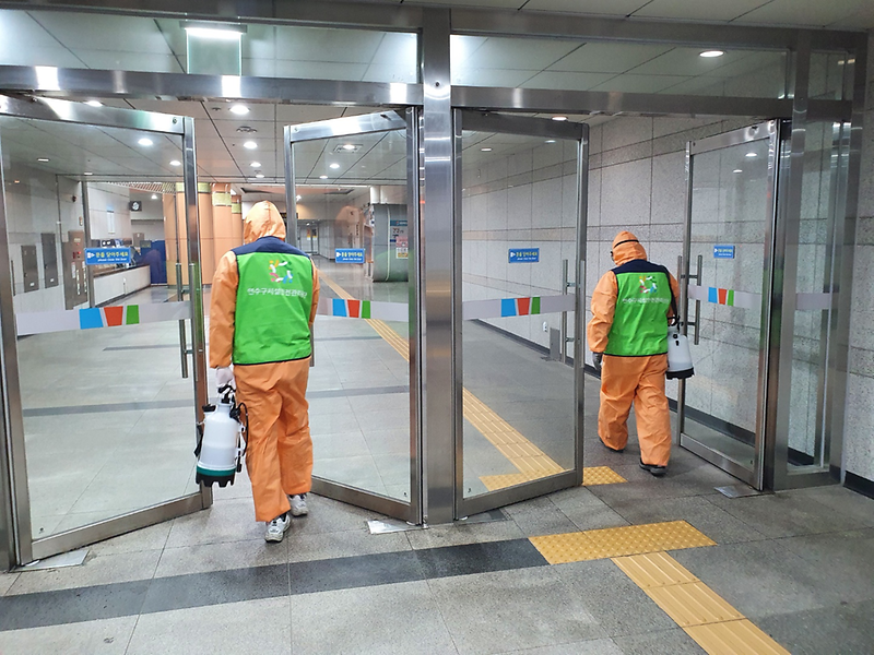 코로나19 확산방지를 위한 자체방역단 관내 대중교통시설 방역 사진