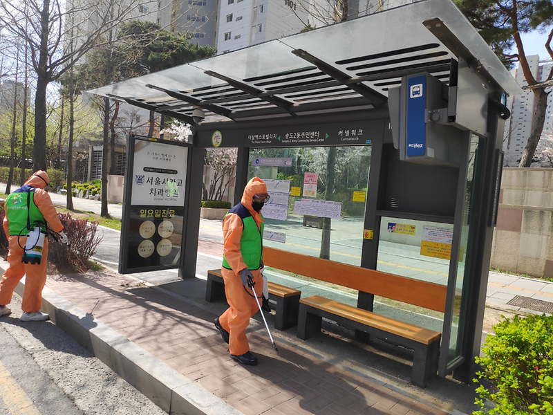 코로나19 확산방지를 위한 자체방역단 관내 대중교통시설 방역 이미지