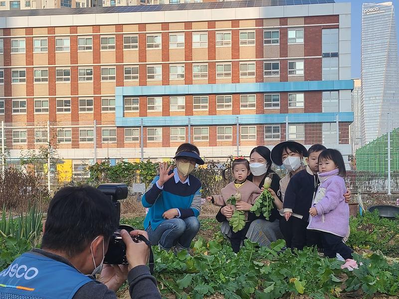 포스코와 함께 송도행복텃밭 이용객을 위한 수확 및 기념 사진 촬영 및 액자 무료 제공 사진