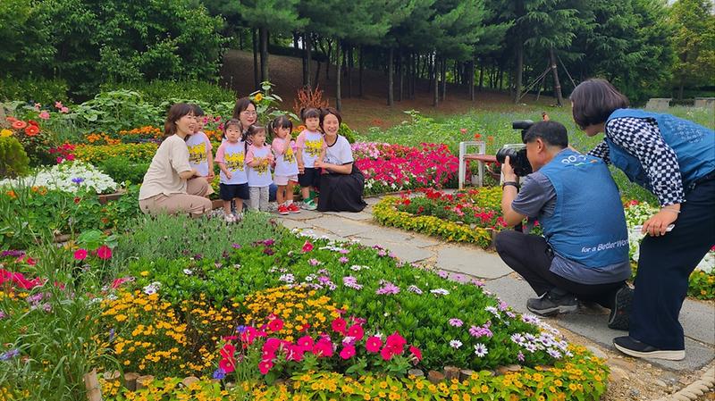 포스코철강솔루션 연구소 기업과의 협업, 송도행복텃밭 이용객을 위한 기념사진 촬영 행사 실시 사진