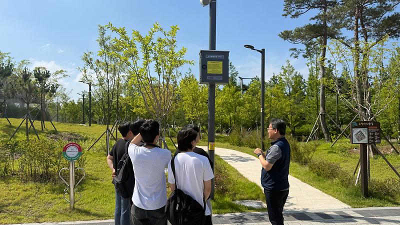 대학생 환경안전모니터링단과 함께 공원 안전 사각지대 점검 사진
