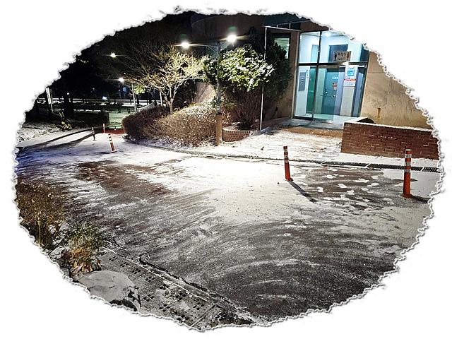 새벽을 밝힌 안전의 손길, 공단 사업장 제설작업 사진